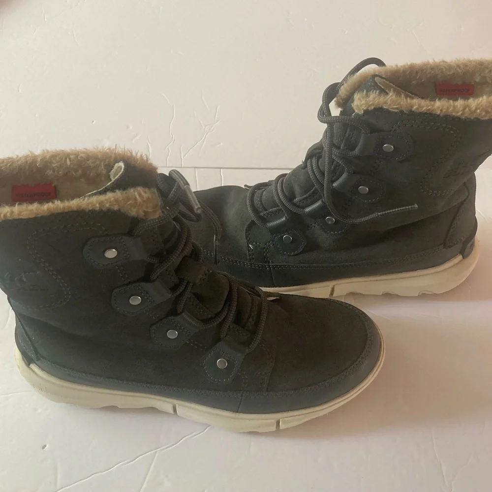 Sorel Womens SZ 7 Dark Gray Winter Boots.Waterproof and Microfleece for warmth